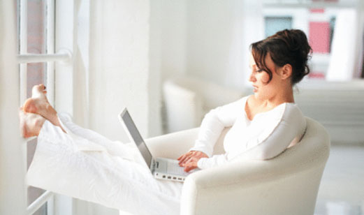 A woman surfing the internet on her laptop computer./></p></div><div class=